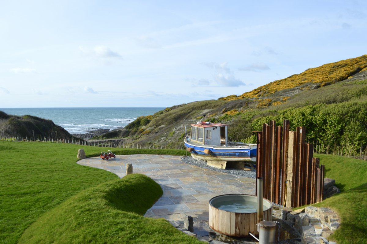 Barford Beach House - the garden and hot tub overlooking the sea